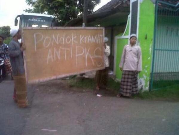 fadjroeL's tweet photo. kerjaan wahyudi RT @fredy_mustofa: @fadjroeL @PKSejahtera @anismatta http://t.co/QeYlrSsEoH