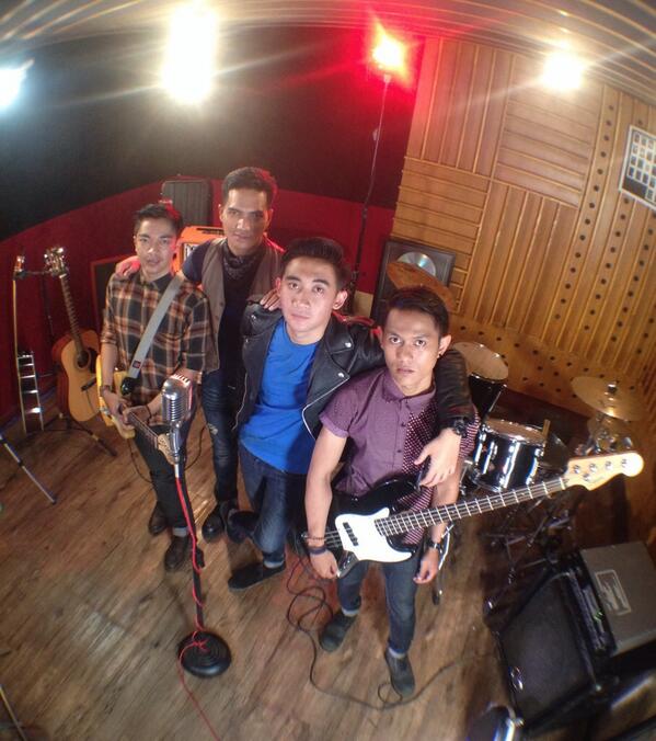 Selamat sore <a href="/kawanrialum/">KAWAN RIALUM</a> ,masih take v-clip #MampuTanpamu nih. Wow banget karena doa kalian menyertai kita. LuvU all