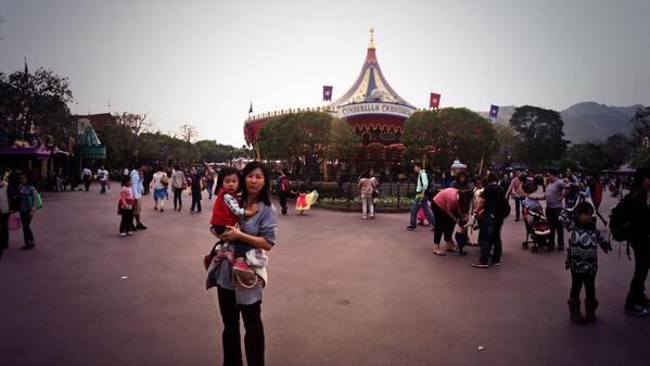 Happy monday with family in disneyland, thx Edward, Selina and Wendy ;)