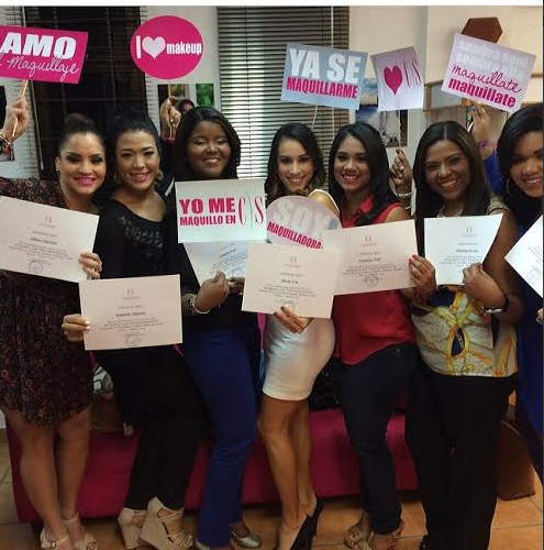 csmakeupstudio's tweet photo. ALUMNAS GRADUADAS CURSO MAQUILLAJE PROFEISONAL!!!!!!!! http://t.co/TF11QwV2iR
