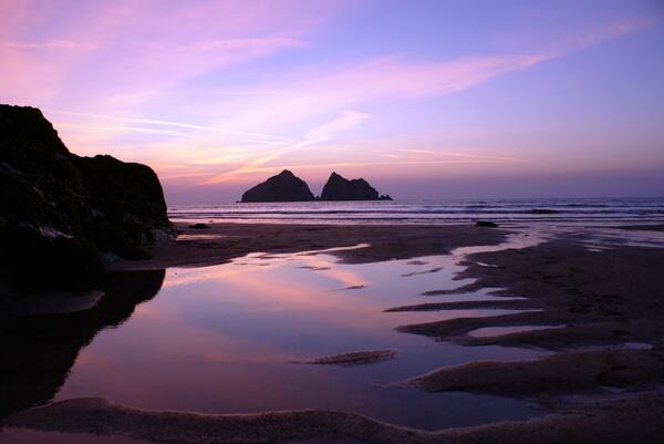 TravelMagazine's tweet image. Beautiful colours! RT @Cornwall_Coast The sumptuous beauty of a sunset in #Cornwall #HolywellBay  #HolidayChat