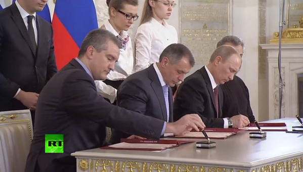 3月18日，俄罗斯总统普京与克里米亚领导人在克里姆林宫签署关于克里米亚和塞瓦斯托波尔加入俄罗斯的协议。这是这个乌克兰分离地区在经历60年划归乌克兰后重新与俄罗斯统一。