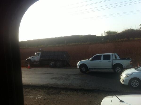 Enrialej's tweet photo. @AlvaroAlvaradoC se voltea camion volquete icameco parador http://t.co/HiFDTdSyNA