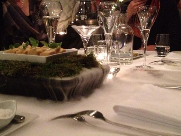 Het eerste gerecht wordt uitgeserveerd: Marshmallow van gazpacho... #indewolken #lezersdiner