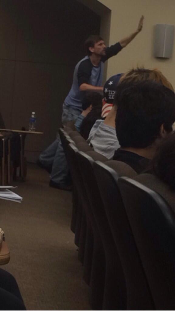 alexisdaniellea's tweet image. Bitches be like "CHOOSE ME" 😭😂😂 #utsaproblems