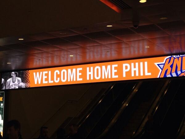 Serchenko9's tweet image. Claramente estáis en la mierda.. RT @LakerNation #LakerNation can you guess where we @ today? #PayRespect