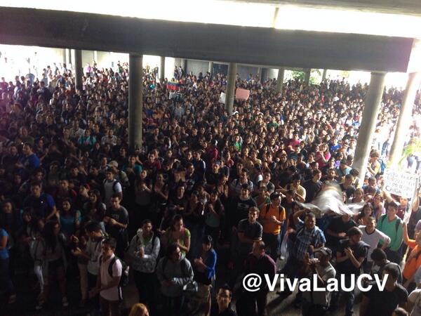 JuanRequesens's tweet photo. A reventar la Plaza Cubierta de la #UCV  ¡Los estudiantes defenderemos nuestra universidad! http://t.co/vr8VQ3iG0V