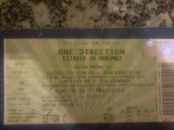 jaquepanico's tweet photo. @swfstinha eu vou ao show do one direction no dia 11,olha ai a foto.podemos ser amigas http://t.co/cmOGBrhzNt