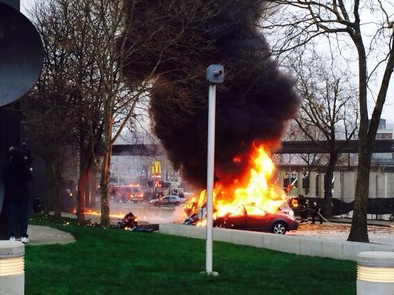 weatherchannel's tweet image. BREAKING: 2 people are dead following a news helicopter crash in Seattle. Details: wxch.nl/1daaXJo