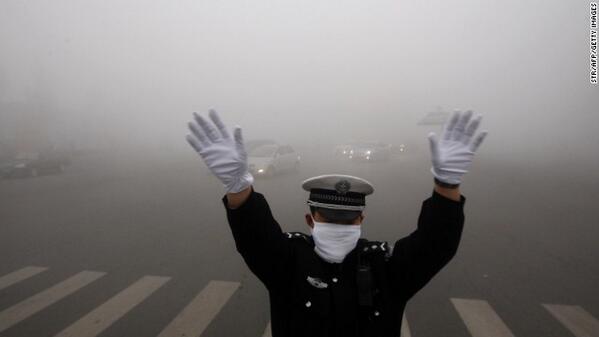 ChinaPollution_'s tweet photo. smog so bad in city of Harbin on October 21st police officer directs traffic with visibility less then 20m #smogsucks http://t.co/PyUiDGS8l1