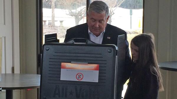 Ward_Room's tweet photo. Sen. @KirkDillard cast his vote this morning at the Salt Creek Club in Hinsdale. http://t.co/SKqq0LxpaC http://t.co/15kPBOyzzE