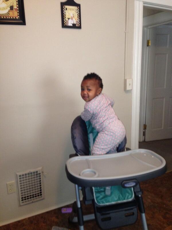 Brazilian_Gyal's tweet photo. Yesterday I was cookin breakfast and turn around to this daredevil shit http://t.co/yPR42CbMgG
