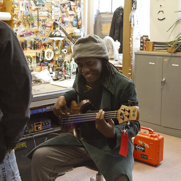 <a href="/bonayuma/">Richard Bona</a> loved the Monarch 4 Standard Fretless so much, he ordered one! Another #Fodera for Richard's collection!