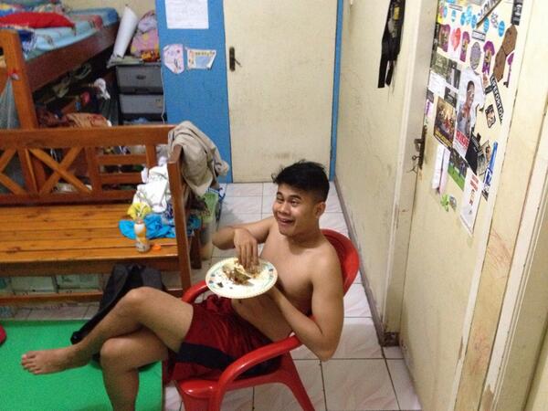 mutiakusnan's tweet photo. Bang @radityadika nih buat anggota bandnya mas anca nih kasian bikin band ga lakulaku http://t.co/jqS43UkHAe