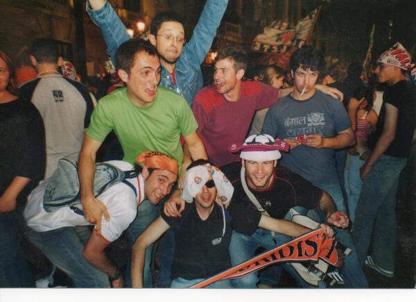 QuiqueDuart's tweet photo. Celebració Uefa any 2004 en la Plaça de l'Ajuntament #RecuerdosVCF #amuntvalencia #95AnysVCF http://t.co/nKwmMMA3x0
