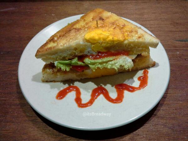 BernhardAwuy's tweet image. Bikin #Breadway dimakan sendiri. Ayo sapa mau order buat bsk pagi? Cara ordernya ada tab favorite @itsBreadway aheee