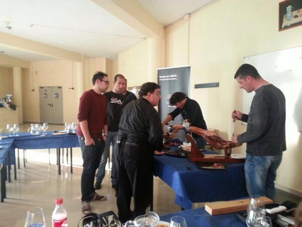 AMYCE_Asoc's tweet photo. Así jamoneamos con el señor Castellanos, todo un placer!! http://t.co/zeBW1XGB6H