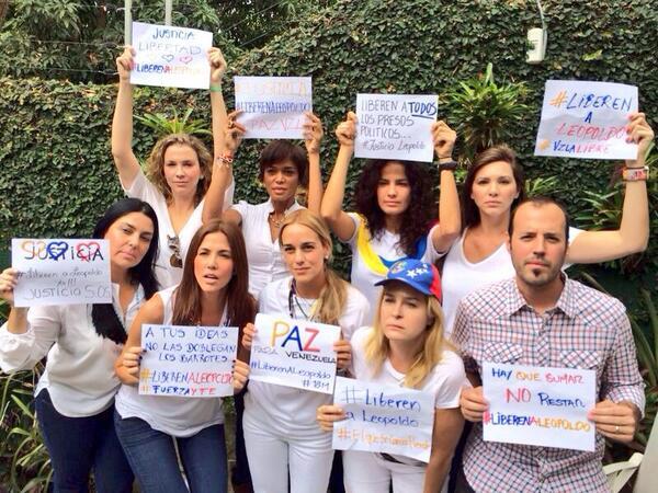 ReporteroNTN24's tweet photo. Artistas y personalidades junto a @liliantintori para pedir la liberación de Leopoldo López (Vía @dayralambis) http://t.co/zko4pnU37q