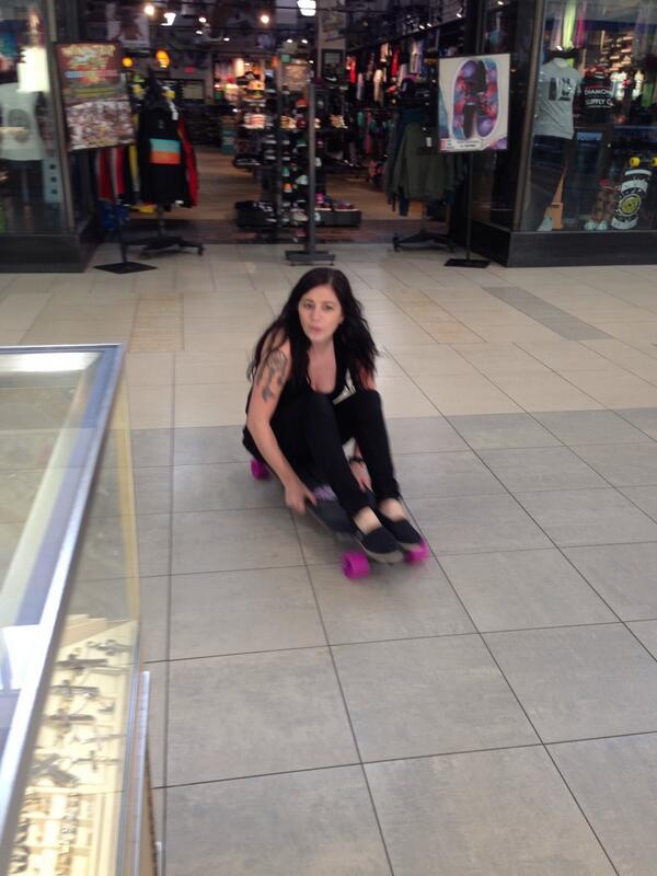 officialnikkixx's tweet image. Cait just comes out zooming out of Zumiez lmao #mallprobz