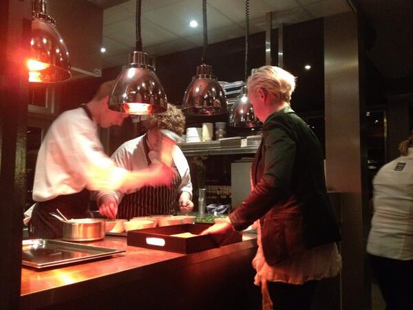 De keukenstaf van <a href="/RestaurantTOV/">Restaurant TOV</a>  maakt het volgende gerecht klaar: Risotto met tomaat en parmezaan #lezersdiner