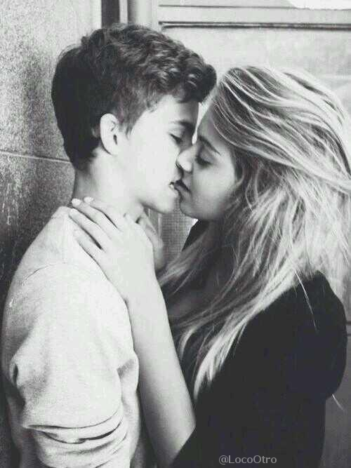 LocoOtro's tweet photo. Que este sea el mayor daño que nos hagamos... mordernos los labios. http://t.co/E2Jtts0qwZ
