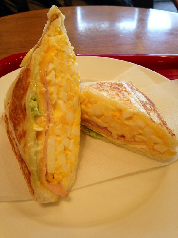 ট ইট র 椀田 手作りサンドイッチのお店 Cafe Lueca 大阪市中央区 ハムエッグチーズ 300 蛙 パンを内側から圧迫する満載の具 店内奥 喫煙 手前 禁煙 店内限りホットサンドに 見目だけで無に 味わいも良 食後の心地良満足感 苺サンド Http T Co