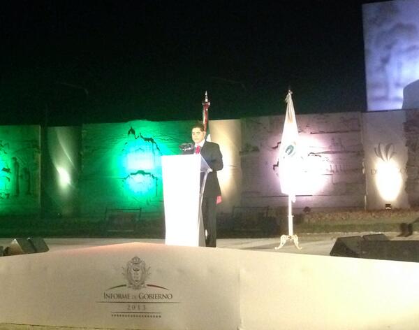 PRI_Nacional's tweet photo. Con unidad para el desarrollo de Durango, hoy #HacemosHistoria. Felicidades Gobernador @JHerreraCaldera #Informe2013. http://t.co/QfvG2LDEB7
