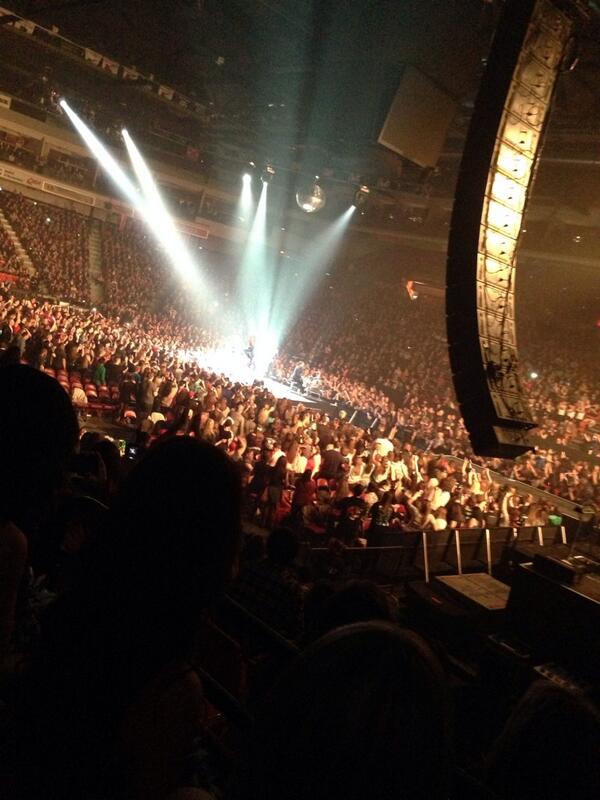 hannahmorrow3's tweet photo. About to get the biggest rush of my life dancing for this crowd. #hedley #metrocentre #halifax #wg #ChaChing http://t.co/fl9BYTcGfS
