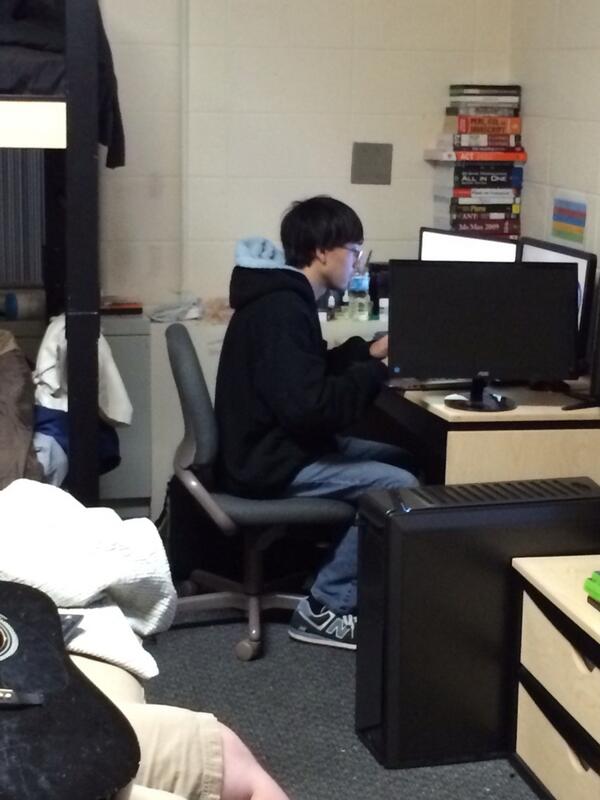 ShitRegieSays's tweet photo. So this is what I do all day. #Computer #EvenWhenIHaveClass #SRS http://t.co/x5EnptU8V1