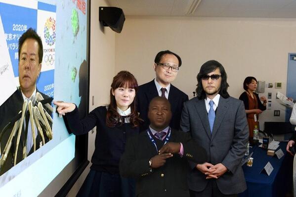 ClariceChartas's tweet photo. 小保「疑惑人ユニットSTAPを結成しました。モニターに映っている猪瀬さんは今回のCD『嘘〜もう信じられない』のジャケットとなります。」 http://t.co/rAmNUucyVG