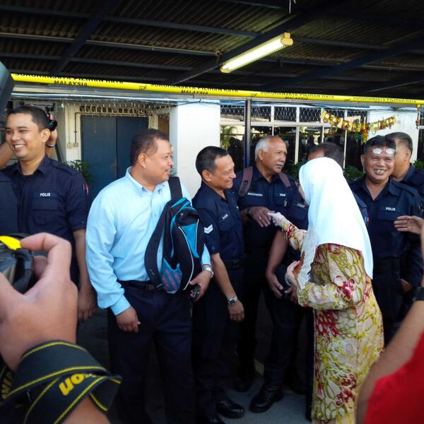Maisurie's tweet image. Di Pusat Pengundian Awal IPD Kajang. Calon N25 Kajang @drwanazizah #KakWan4Kajang #KajangMove