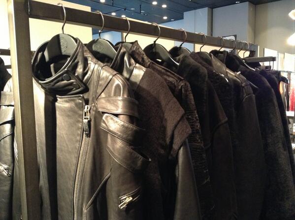 PR01_official's tweet image. roomsLINK@ベルサール渋谷 【KIMMY,J】ハードなデザインが多く、黒を基調としているブランド。見た目はハードだが触り心地はとても気持ちよく生地にもこだわりをみせている。