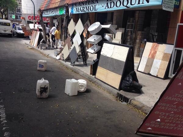Otra de tantas invasiones...x eso no quieren ciclocarril, chequen banqueta y calle, caramba!!