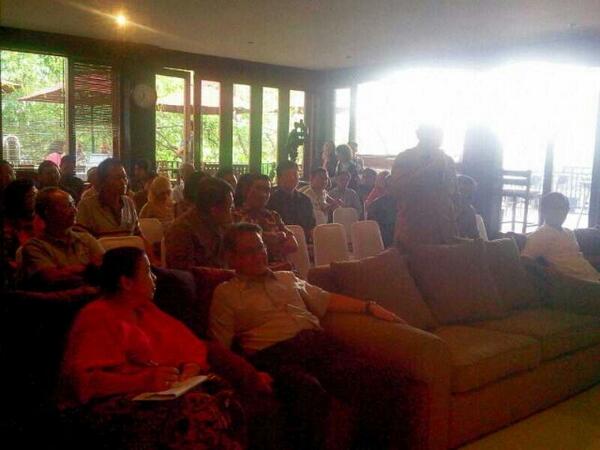 ILUNIFISIPUI's tweet photo. Di sesi tanya-jawab, hampir seluruh peserta #DiskusiTerbatasFISIPUI acungkan telunjuk. http://t.co/PB8NEvvHSE