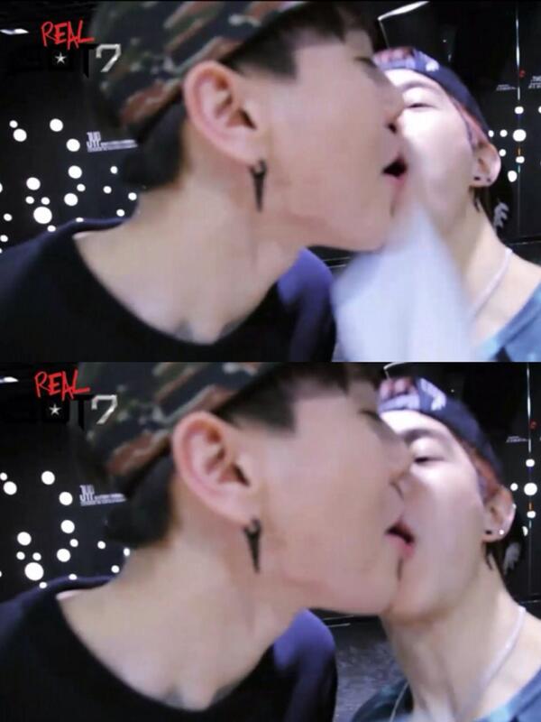 CatsCouple's tweet photo. กะ กะ กะ กระดาษระ ระ ร่วง ไปแล่วววว >~< #มาร์คยูค http://t.co/zIv5kDCdth