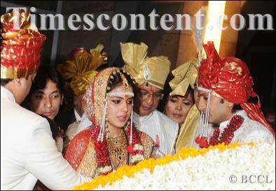 timescontent's tweet photo. #Riteish Deshmukh and #Genelia, post their wedding ceremony in #Mumbai on February 3, 2011. http://t.co/IEyTnbRFu4 http://t.co/9alCQh71UD