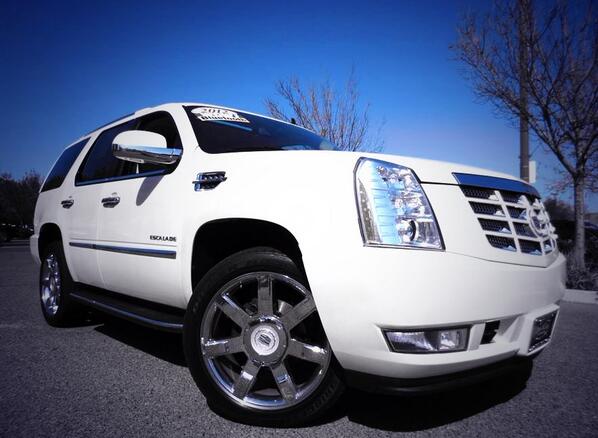 ownacar's tweet photo. 2012 Cadillac Escalade Pearl White http://t.co/rLThRXa9eH