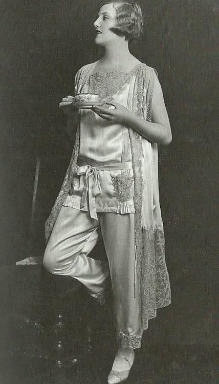 民族衣装の雑学bot 19年代 アメリカ人写真家james Abbeによって撮影されたパジャマを着た女性 T Co 5aj337znvn