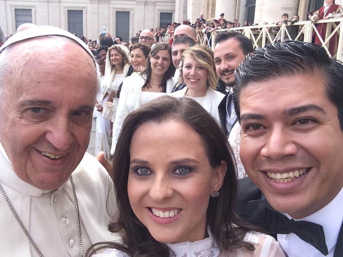 Pope gives ultimate wedding gift: A selfie his holiness