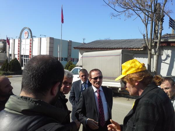Üsküdar İlçe Milli Eğt. Müdürü İlyas Tekin okul kapısında sendika yöneticileriyle görüşüyor.