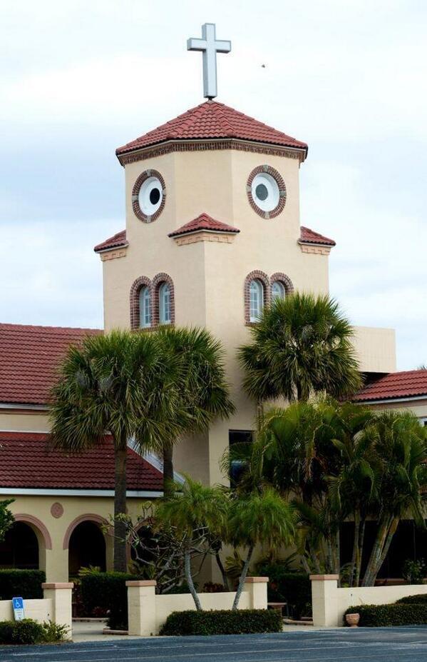 iIusionOptica's tweet photo. Esta es la mejor iglesia con aspecto de pollo confundido que verás hoy. http://t.co/N6s73cCzzs