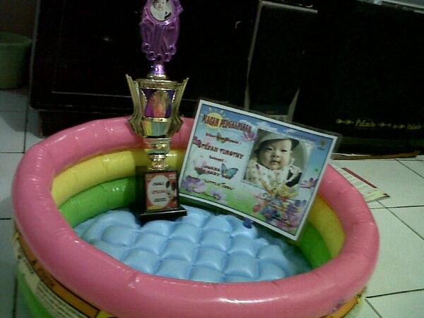 Timothy_stefan's tweet photo. Ini dia piala, piagam dan kolam renangkuuu \(´▽`)~ @yosia_liem @yusufLiem @yolaliem http://t.co/PNnvLYS3X2