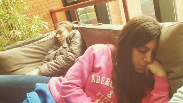Ireblanco25's tweet photo. Así se pasan algunas las mañanas....vaya panorama! Jajajajajajaja @mariavallelado @sararey_94 @MarinaCB17 http://t.co/msXtTvotF3