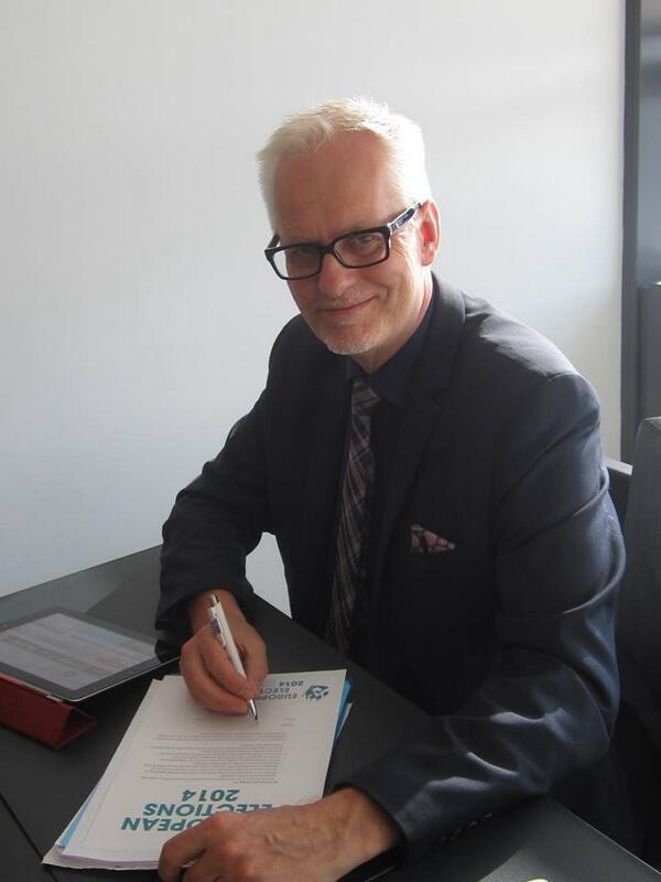 SEY_ry's tweet photo. MEP @petrisarvamaa sitoutui edistämään eläinten hyvinvointia EU:ssa http://t.co/fzasKhlw61 #vote4animals #eurovaalit http://t.co/y2id8XBrg6