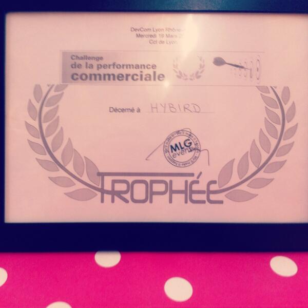 Hybird's tweet image. Et le trophée #DevComLyon du challenge de la performance commerciale est décerné à...