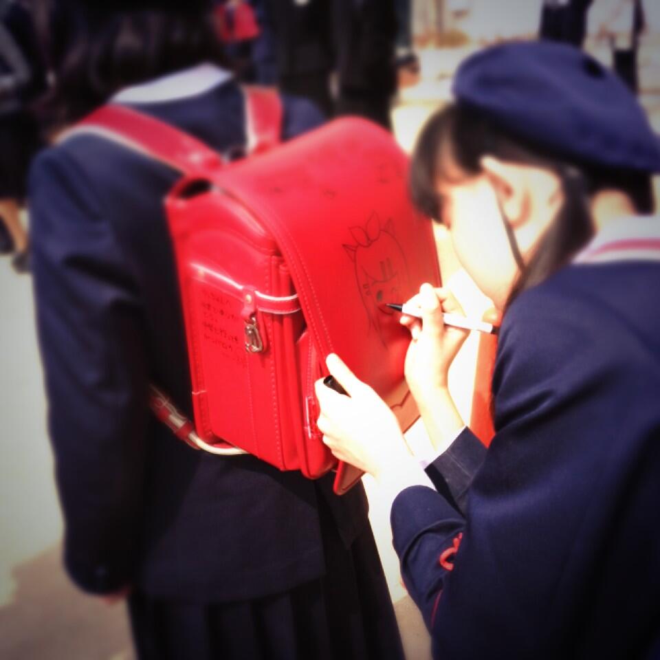珈琲と人 今日は子供の卒業式でした 最近はランドセルに寄せ書きするんですね 鏡音リンちゃんのイラストを描く娘 Http T Co Uinu2q6bct 珈琲と人 今日は子供の卒業式でした 最近はランドセルに寄せ書きするんですね 鏡音リンちゃんのイラストを描く娘 Http T Co Uinu2q6bct