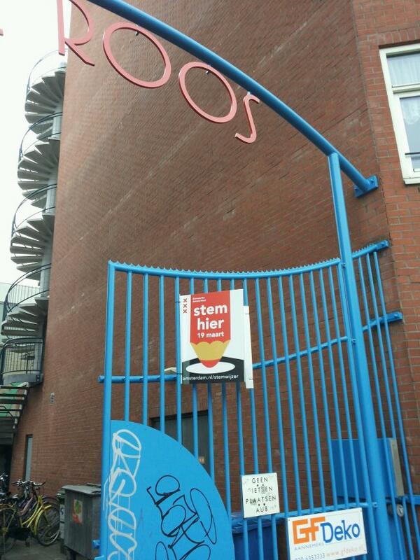 Topdrukte bij de loketten in stemlokatie de Roos, hart van kleurrijk West.#020kiest