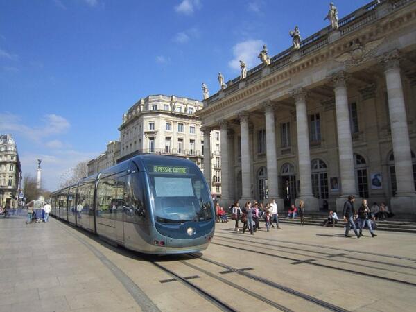 #bæredygtig #offentligtransport i #Bordeaux, genialt indpasset i historisk bykerne, super effektivt og billigt!