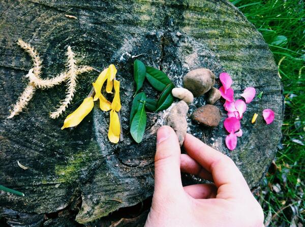 netstyler's tweet image. Communication sur réseaux sociaux = s'amuser avec de l'herbe et un appareil photo à 8h du mat...'Cause we're happy!