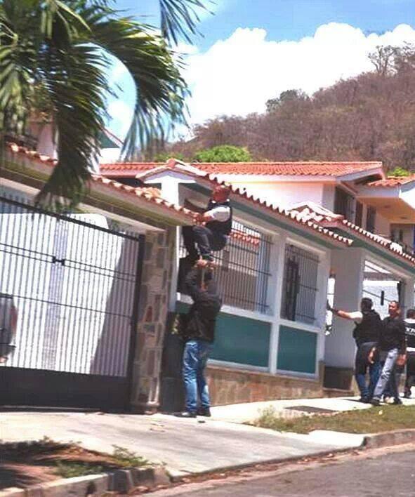 #Malandros de los colectivos del gobierno asaltando la casa de una profesora de #carabobo. #19MVzlaTrancaAlTirano